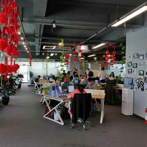 数字时代的引路人 互联网导师润润的坚守与启示